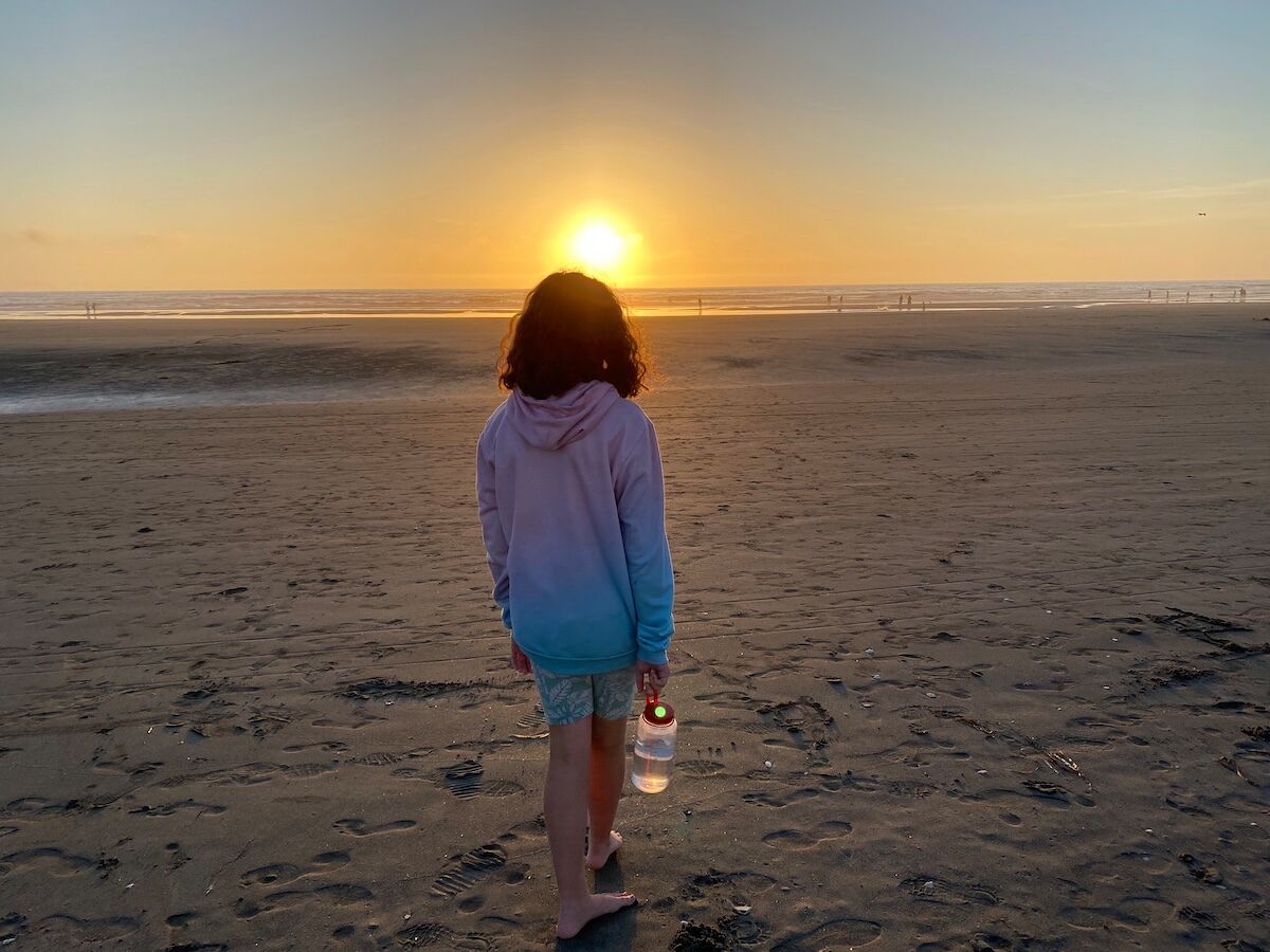 Image of Maisa looking at the stars